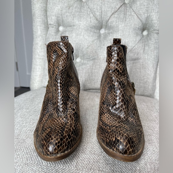 Corkys Boutique Block Heel Shoes Booties Women’s EU 37 Vegan Snakeskin 6.5 - Picture 3 of 4